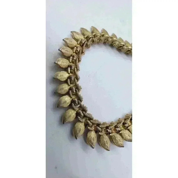 Vintage Necklace Gold Textured Double Leaf Leaves Layered Rhinestone Accents - Picture 8 of 9